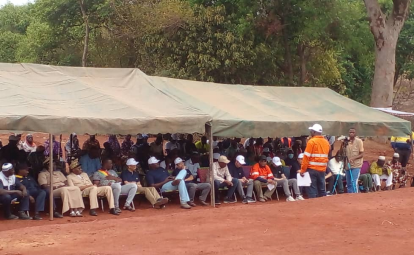 捐贈拖拉機(jī) 修建儲水壩 馬里鋰礦項(xiàng)目公司積極支持社區(qū)發(fā)展1.png