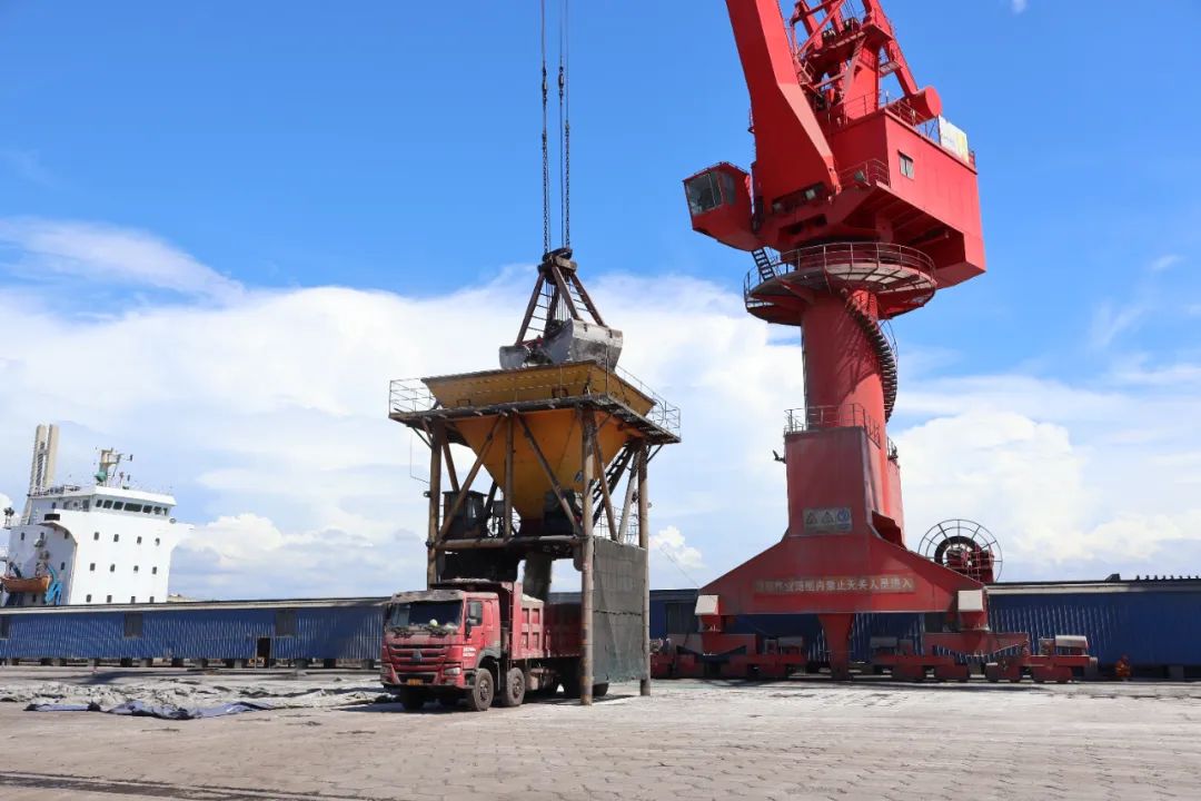 1716801799227736.jpg 鋰精礦到港 回轉(zhuǎn)窯點火 星之海氫氧化鋰項目建設進入沖刺階段1.jpg