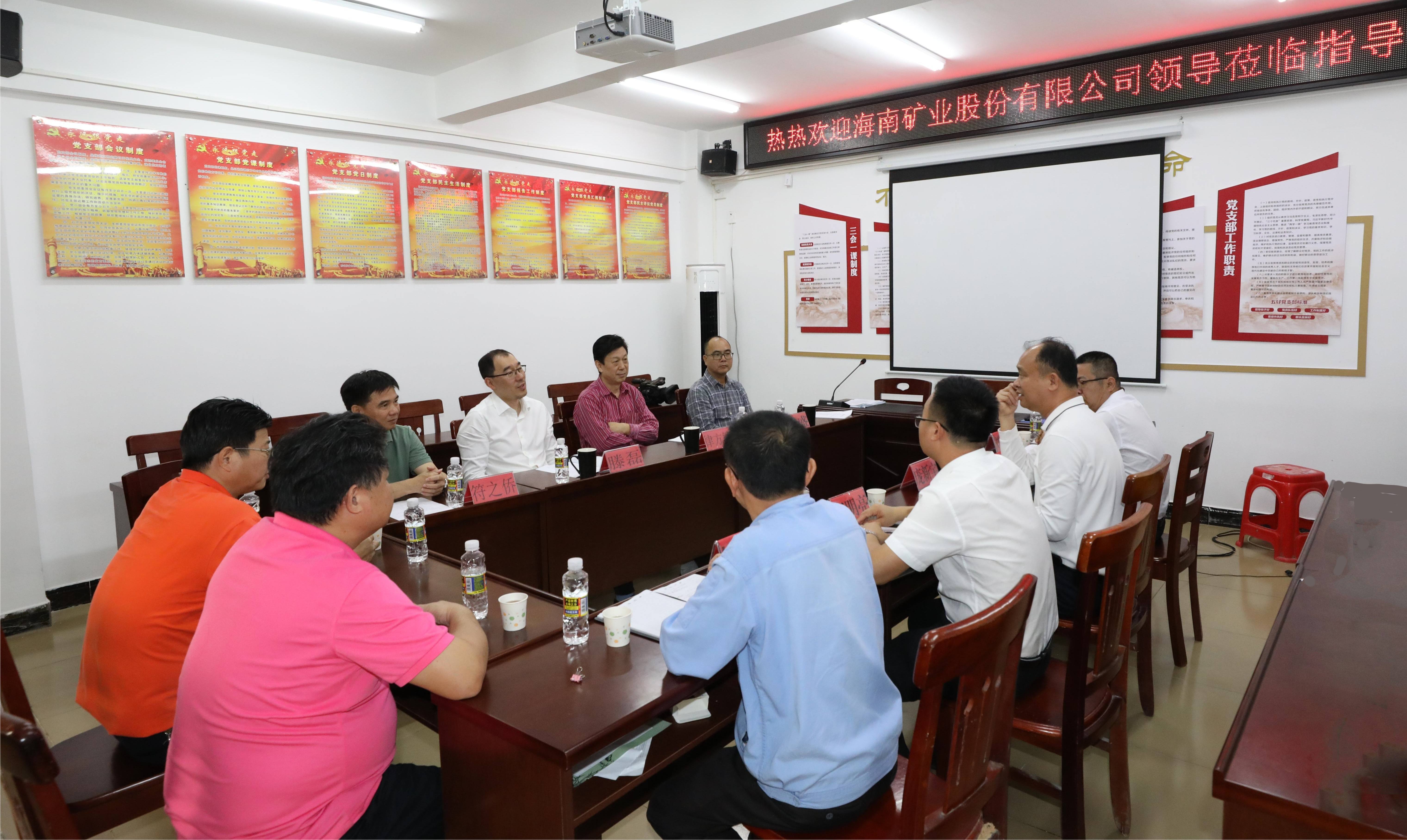 海南礦業(yè)總裁滕磊到興詩村開展調(diào)研與慰問