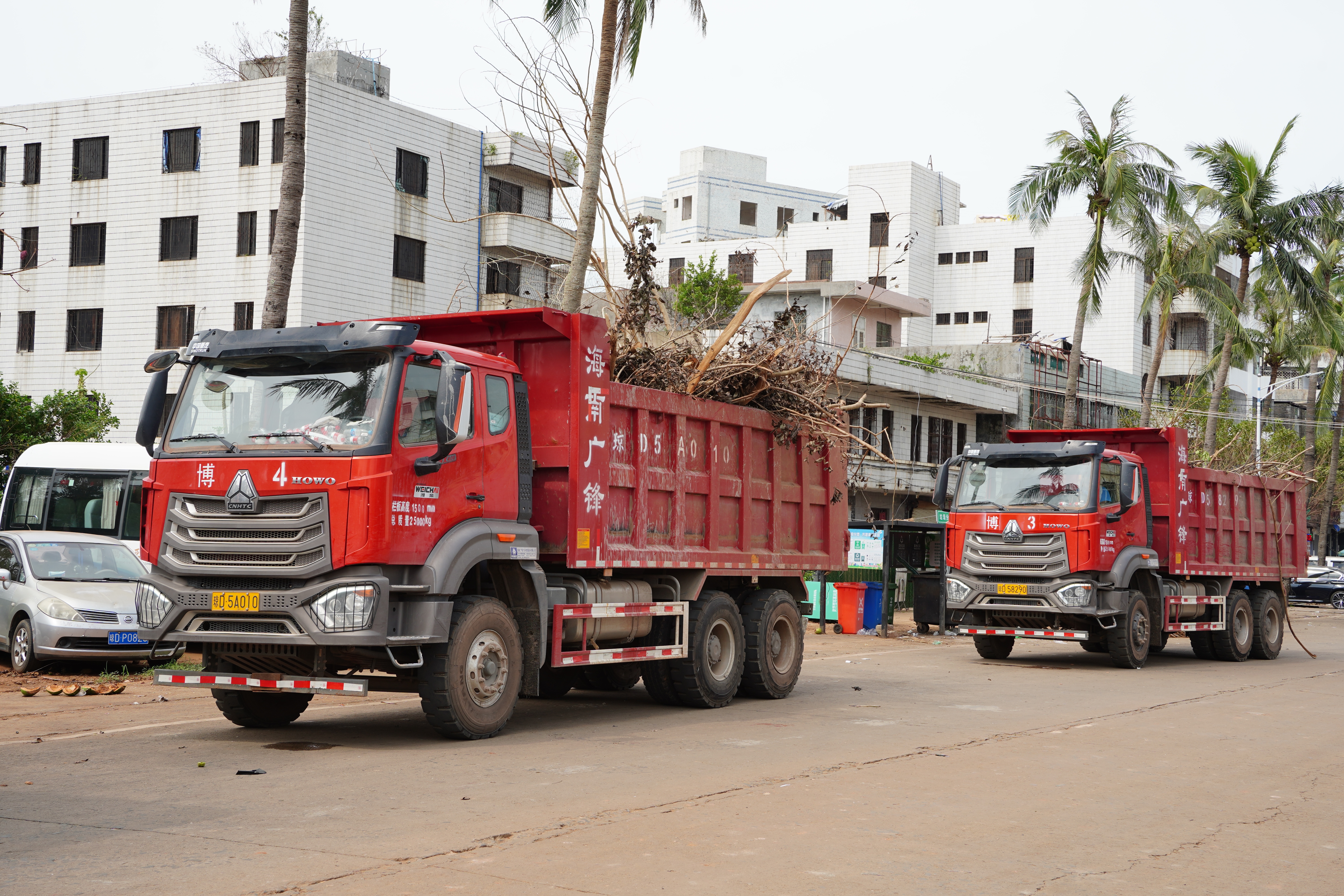 攜手克時(shí)艱 海南礦業(yè)積極支援?？谇逭瞎ぷ? class=